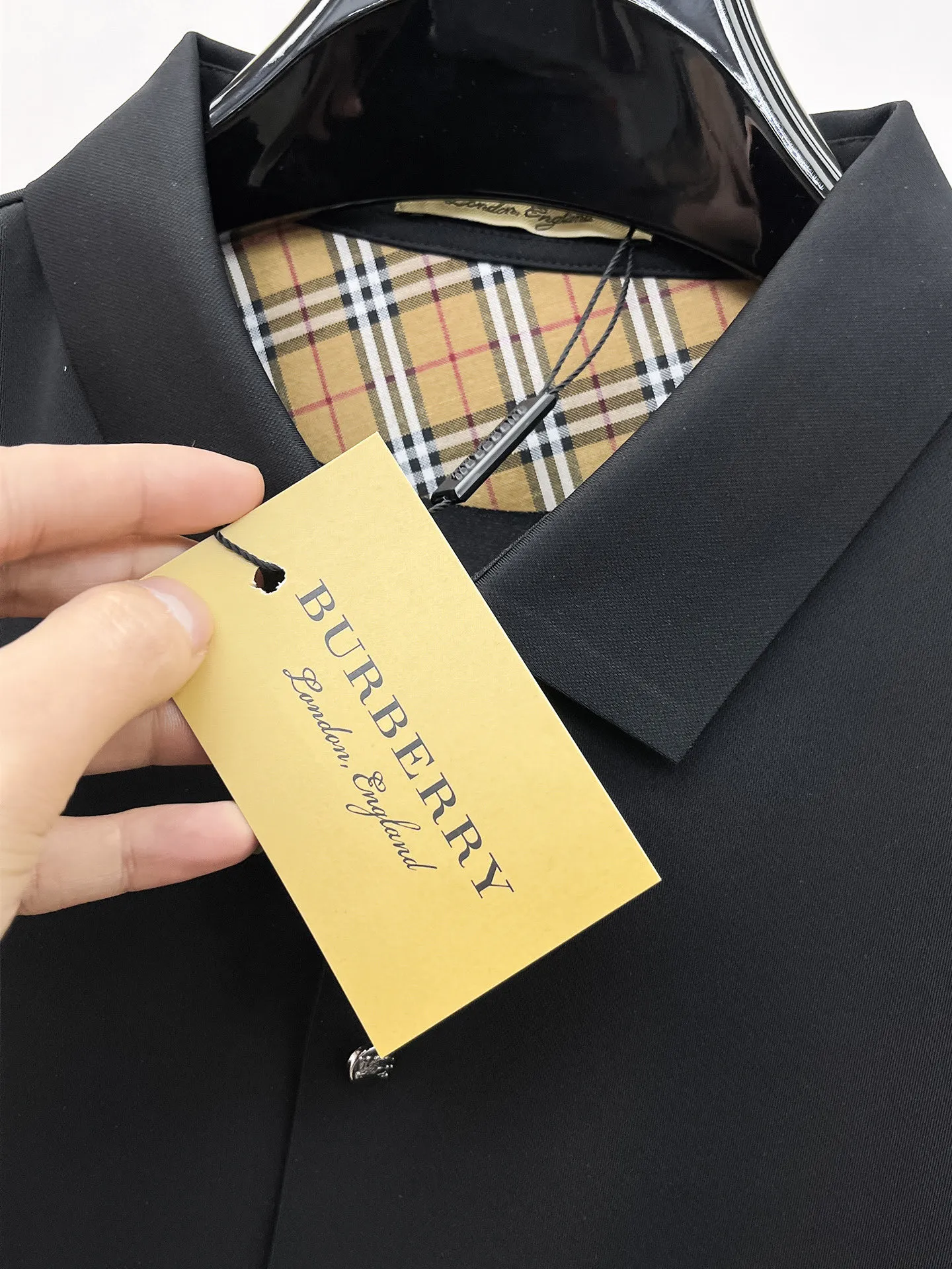 Burberry Premium business white-collar workers must buy this item! Seamless laminated ice silk casual business short-sleeved shirt, made of technical fabrics, ice silk is traceless, feels great on the body, feels smooth and has a great texture! It has good elasticity and no sense of restraint. The fabric has Breathable mesh, which is moisture-wicking and quick-drying to keep you dry. The small lapel placket design shows a tall and straight posture without being too soft. The simple style can be used for both business and leisure. Highly recommended! High-elastic ice silk feels as smooth as jade silk, clean and elegant, and elegant and gentlemanly. High-grade materials, the focus is on the fabric, and quality control is a must. The feel is extremely delicate and smooth, the fabric has a good luster and the upper body frame feels good, it is a mature Quality men's wear! Sweat-free in summer, a new experience for business, commuting and leisure M-4XL